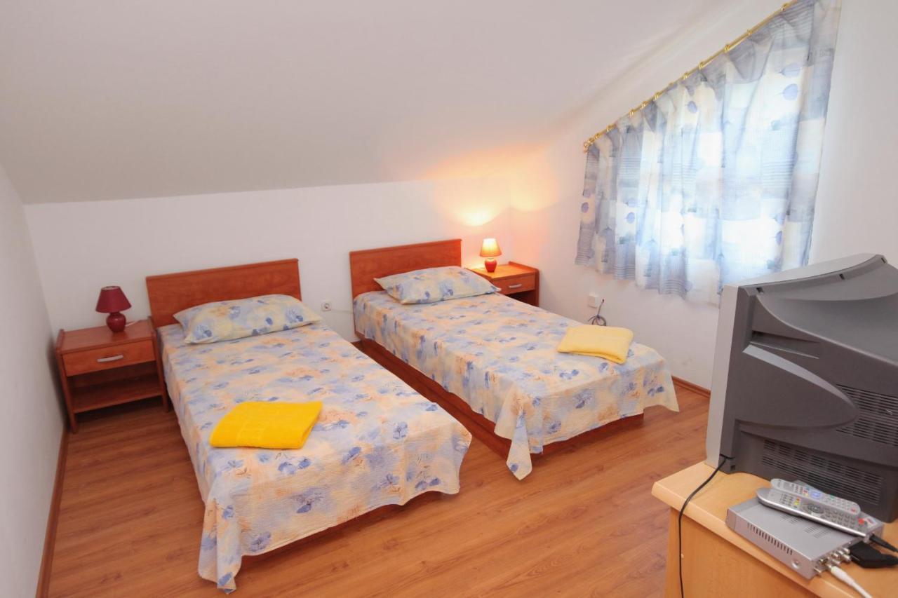 Apartments And Rooms With Parking Space Njivice, Krk - 5458 Exterior photo