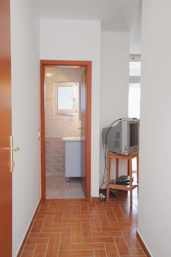 Apartments And Rooms With Parking Space Njivice, Krk - 5458 Exterior photo